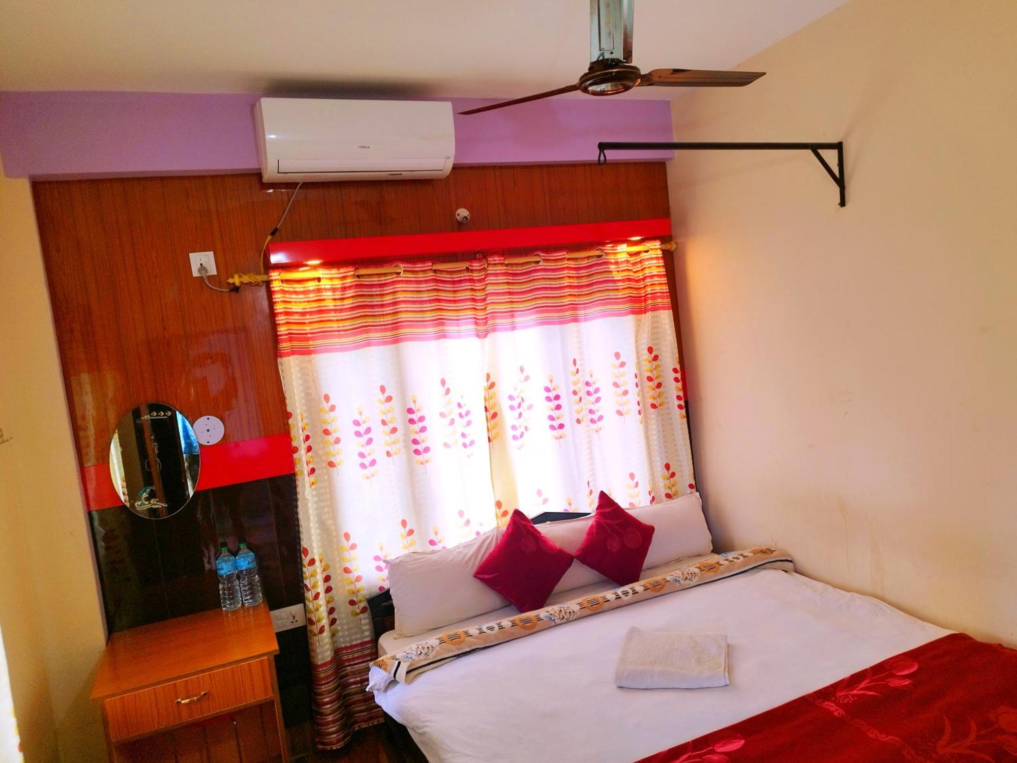 Hotel National Park Sauraha- Homely Stay And Peaceful Location With Jungle Safari Arrangements 외부 사진