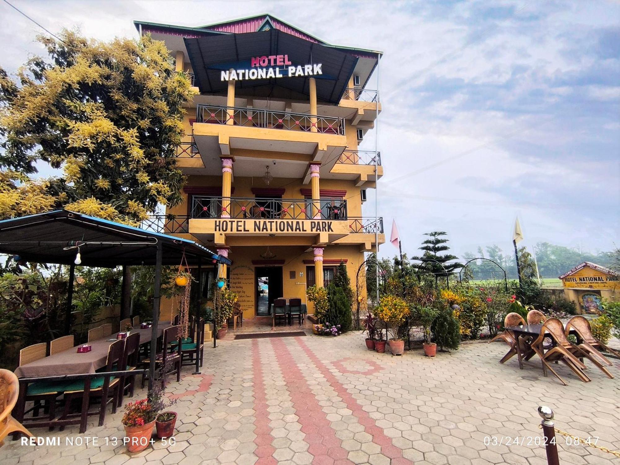 Hotel National Park Sauraha- Homely Stay And Peaceful Location With Jungle Safari Arrangements 외부 사진